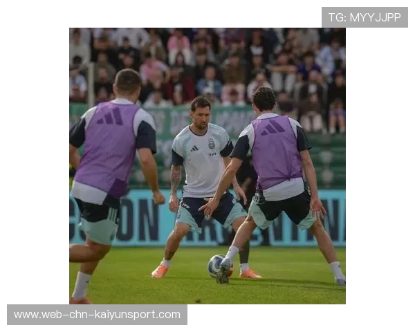 梅西训练现场沸腾，诺坎普追星潮再现