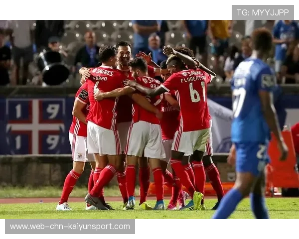 本菲卡若昂脚后跟妙传队友顺势破门配合完美